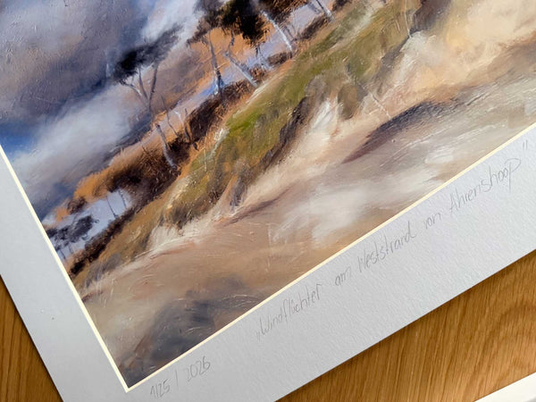 Limitierter Kunstdruck „Windflüchter am Weststrand“